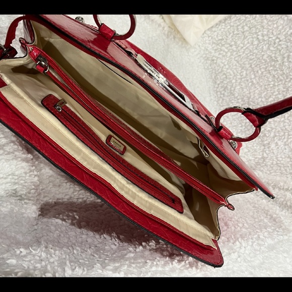 Guess purse - Picture 3 of 3